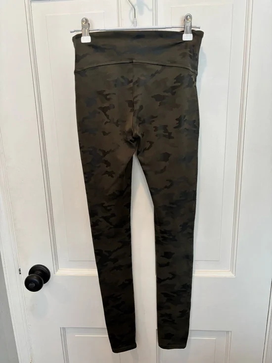 EUC SPANX Matte Green Faux Leather  Camo Leggings Power Waistband - Size Small - Picture 8 of 16